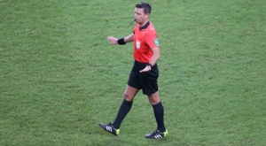 Rocchi hablaba con la sala VAR con códigos como el de piedra, papel o tijera