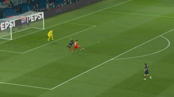 Luis Díaz hundió a Marquinhos en el 5-4 del Bayern de Múnich. Captura/MovistarLigaDeCampeones