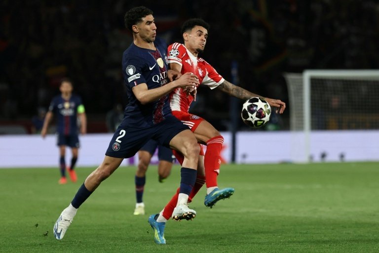 Luis Diaz et Achraf Hakimi se disputent le ballon lors du match aller des demi-finales de la Ligue des champions. AFP Anne-Christine POUJOULAT