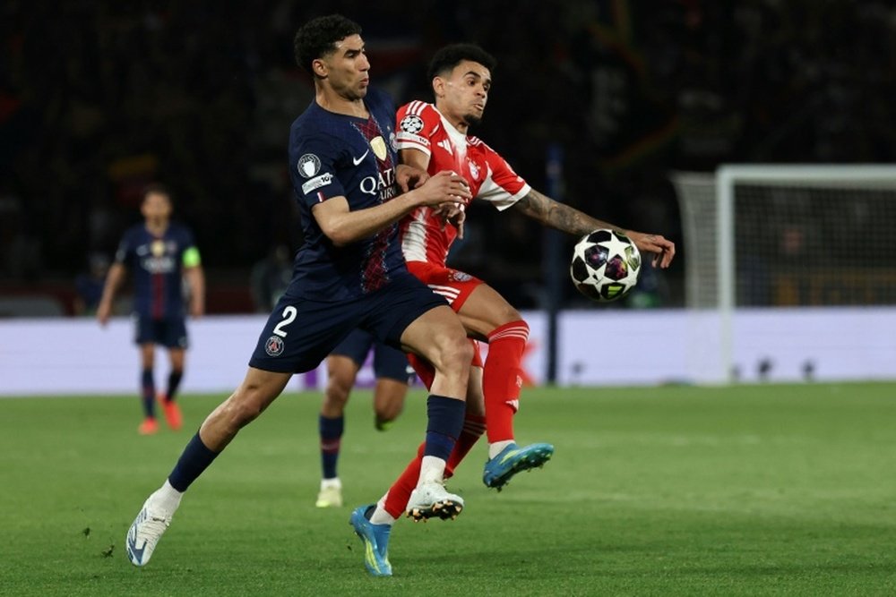 Luis Diaz et Achraf Hakimi se disputent le ballon lors du match aller des demi-finales de la Ligue des champions. AFP Anne-Christine POUJOULAT