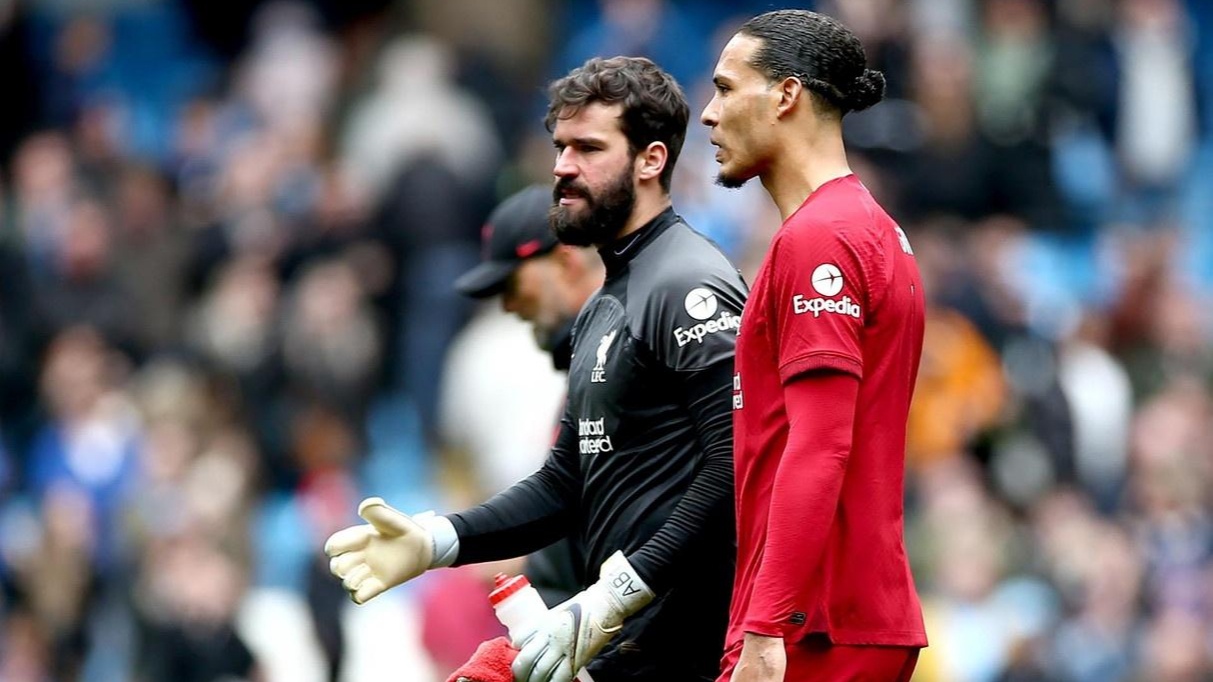 Van Dijk comenta possibilidade de saída de Alisson: 'Sempre chega o momento da despedida'