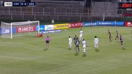 O goleiro do Palestino brilhou ao defender todas as cobranças do jogador gremista, logo no início da partida desta quarta-feira.