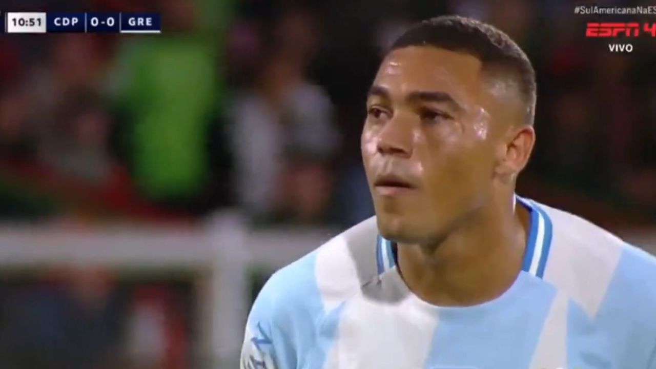 Ni uno ni dos: Carlos Vinicius falló ¡tres veces el mismo penalti!