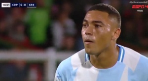 Ni uno ni dos: Carlos Vinicius falló ¡tres veces el mismo penalti!