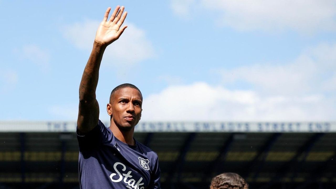 Ashley Young colgará las botas a final de temporada