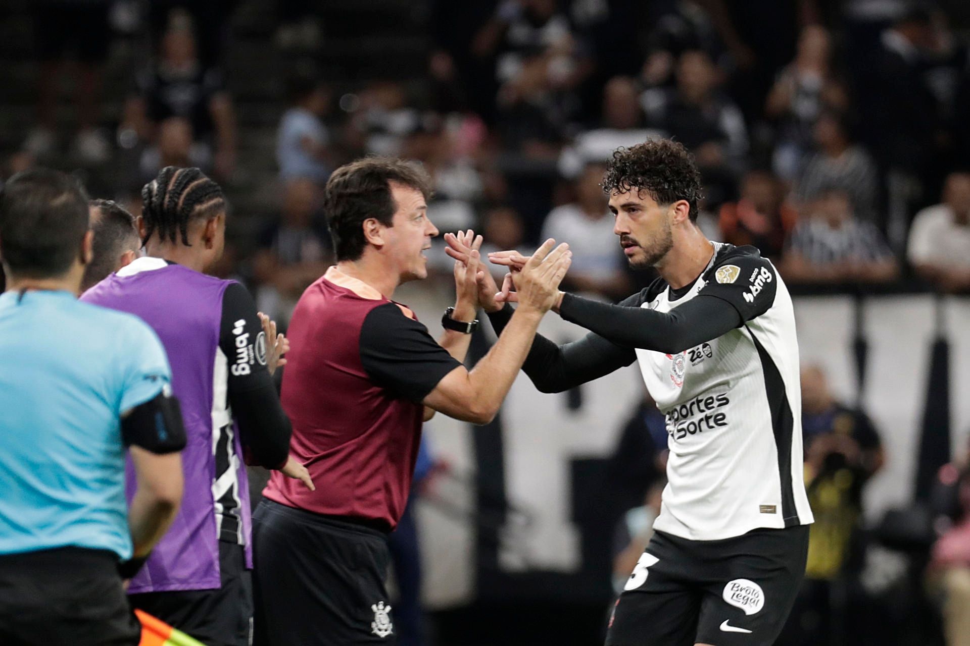 Corinthians vence e mantém 100% na Libertadores; Bragantino perde para o River na Sula