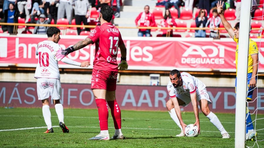 El Cádiz se pone a merced del descenso en el Reino de León