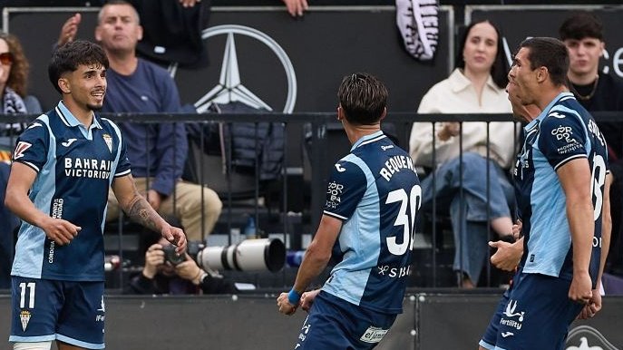 El Córdoba asaltó Castalia con todas las de la ley al vencer 1-2 al Castellón. Los blanquiverdes firmaron la quinta victoria seguida para apurar sus opciones de 'play off'.
