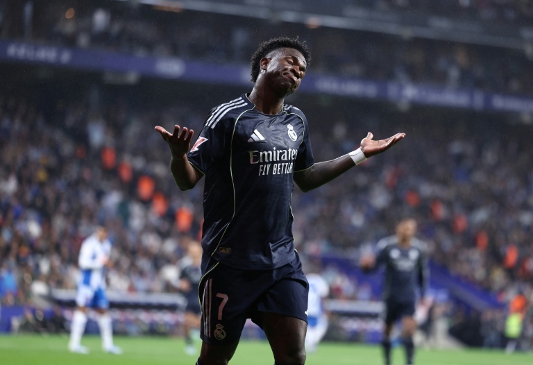 Vinicius trascina il Real: doppietta all'Espanyol e festa Barça rimandata