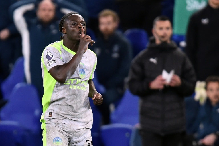 Doku salva il City dalla sconfitta contro l’Everton; l’Arsenal ne approfitta