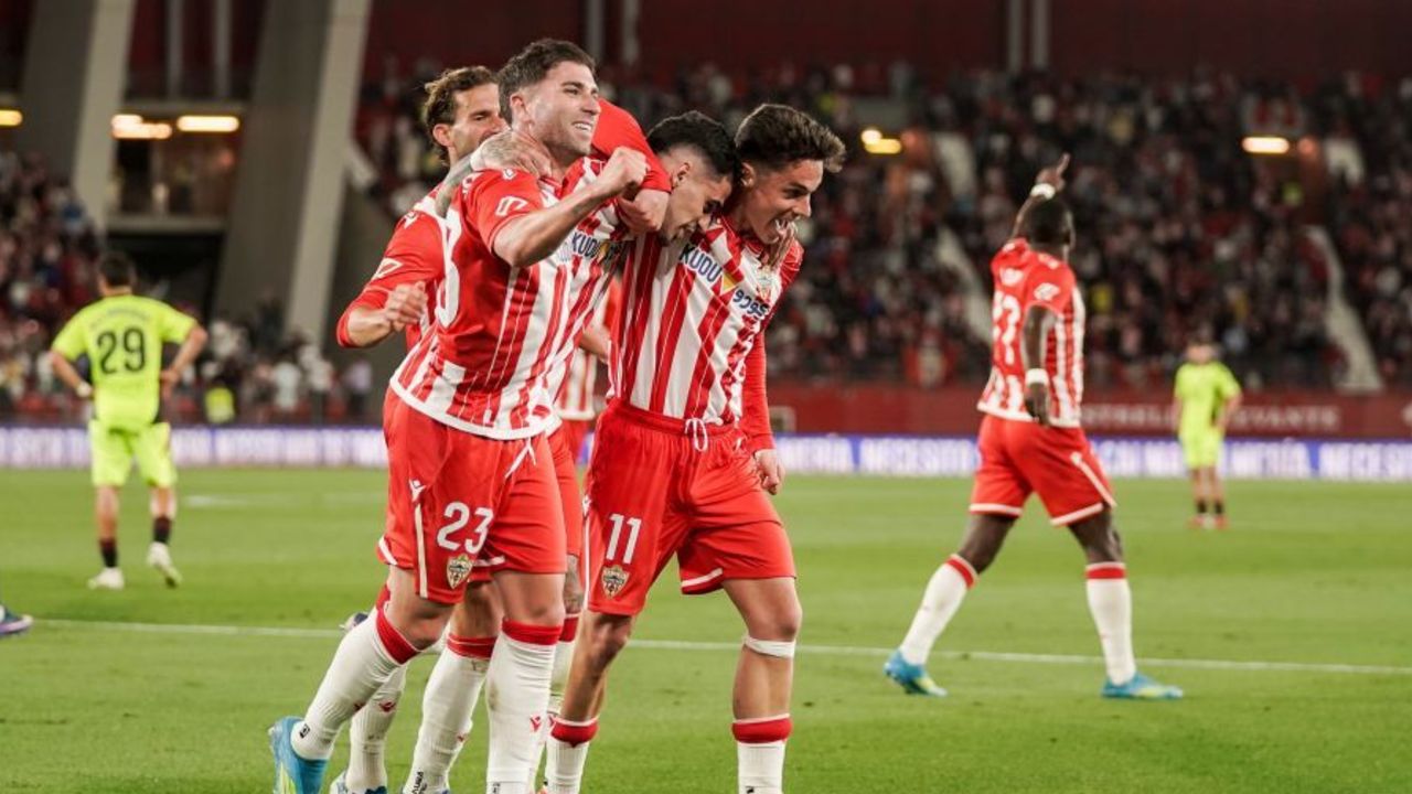 El Almería sigue el juego
