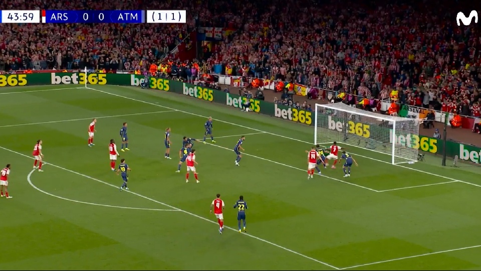 Cuando ya llegaba el descanso, Oblak no estuvo fino y Saka metió el gol del '9'