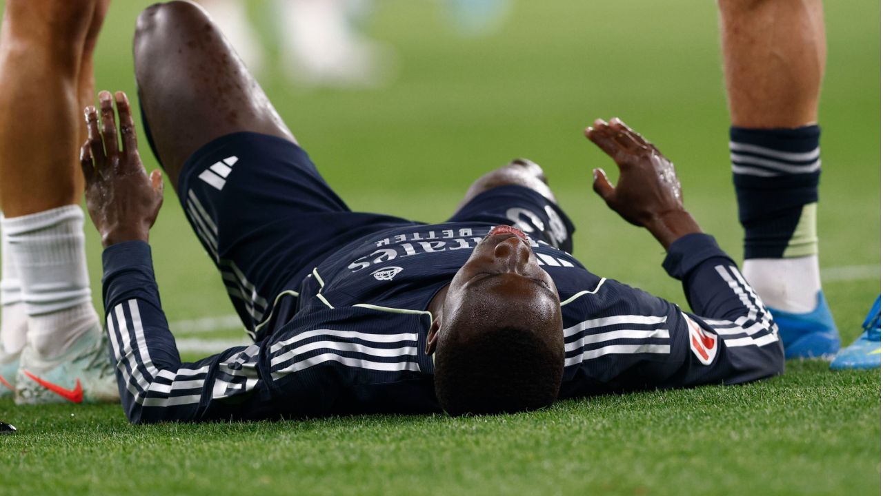 Mendy, al menos un año de baja y sin descartar la retirada