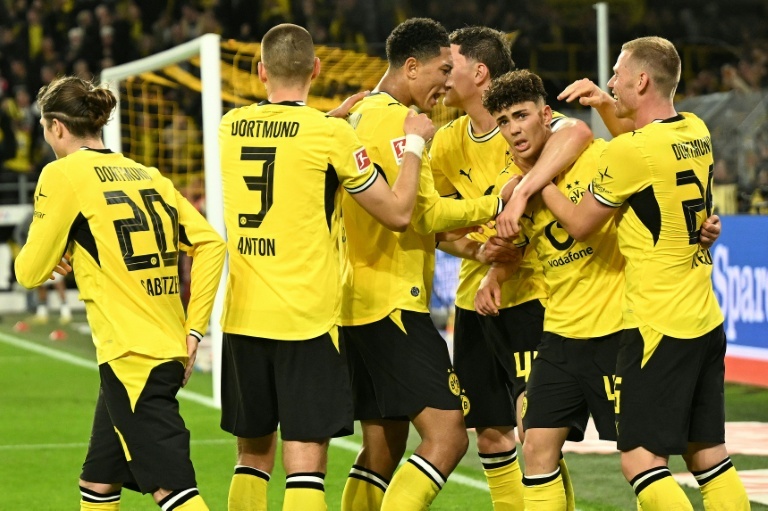 Dortmund vira diante do Frankfurt e garante vice-campeonato