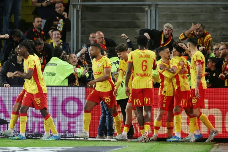 Un niño pospone el alirón del PSG y manda al Nantes a Ligue 2