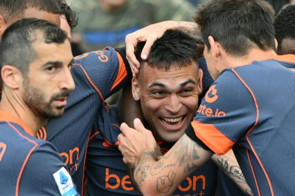 L'attaquant argentin de l'Inter Milan, Lautaro Martinez (C), a inscrit le premier but de son équipe face à la Lazio en Serie A. AFP