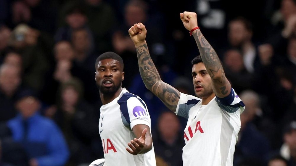 Cristian 'Cuti' Romero (R) célèbre un but dans le Tottenham-Borussia Dortmund, journée 7 de la Ligue des Champions 2025-26. EFE/Andy Pluie