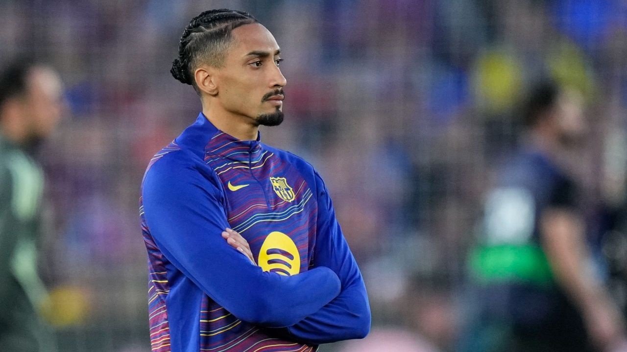 Raphinha a salué Flick vers le ciel après la victoire du Barça en Liga. EFE