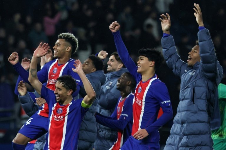 Les joueurs du Paris Saint-Germain célèbrent leur quasi-capitaine, sacré champion de Ligue 1 pour la cinquième fois consécutive. AFP