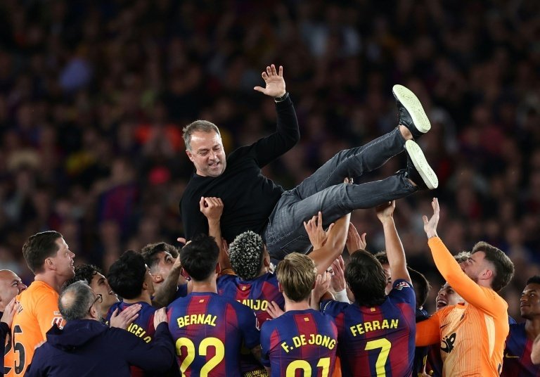 Après le match, les joueurs du FC Barcelone ont porté leur entraîneur Hansi Flick en triomphe pour célébrer leur 29e titre de champion d'Espagne. AFP