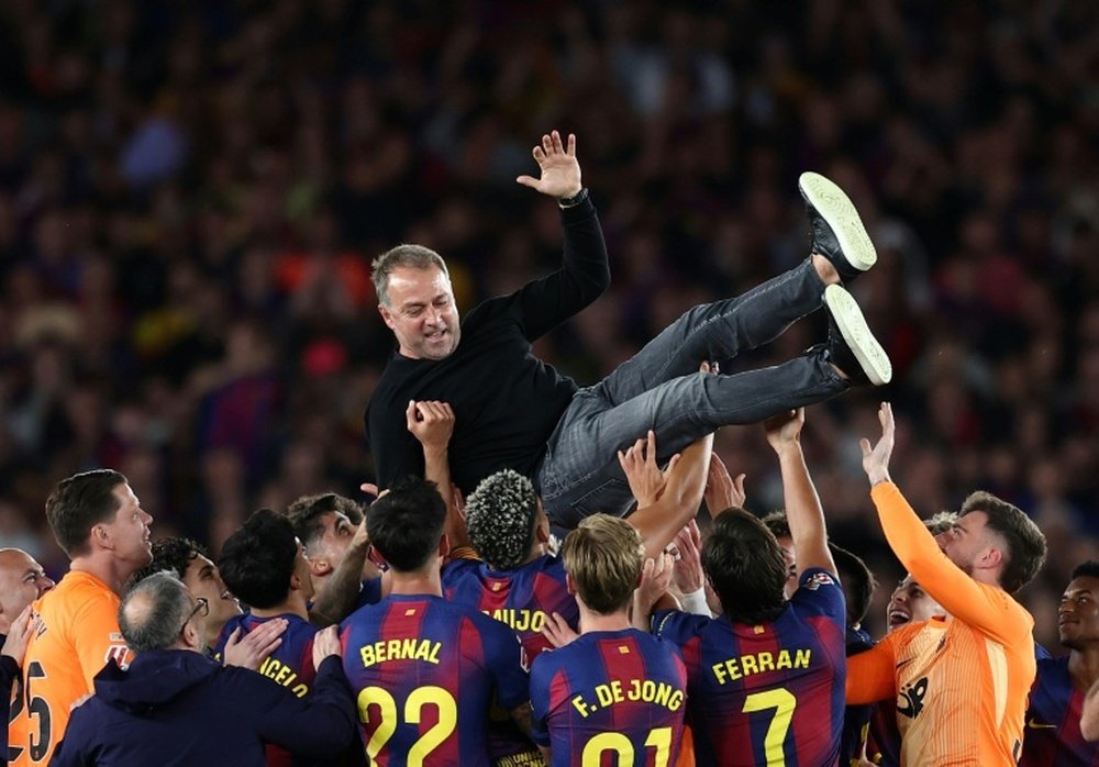 Après le match, les joueurs du FC Barcelone ont porté leur entraîneur Hansi Flick en triomphe pour célébrer leur 29e titre de champion d'Espagne. AFP