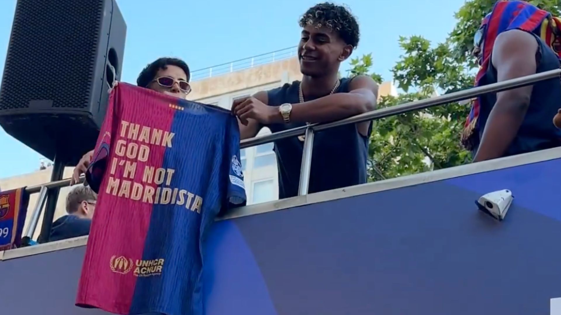 Flick repreende Yamal por gesto com bandeira da palestina na festa do título