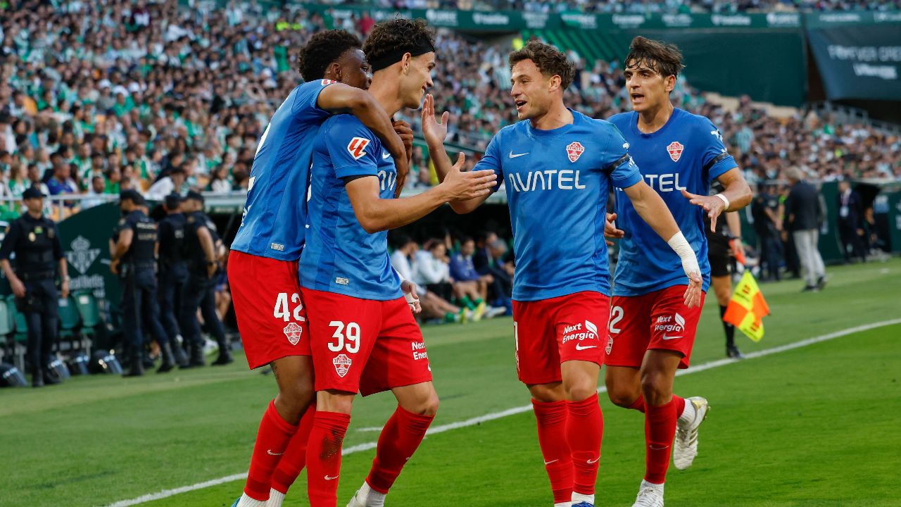 Héctor Fort enfrenta uma nova etapa no Barcelona sob o comando de Hansi Flick