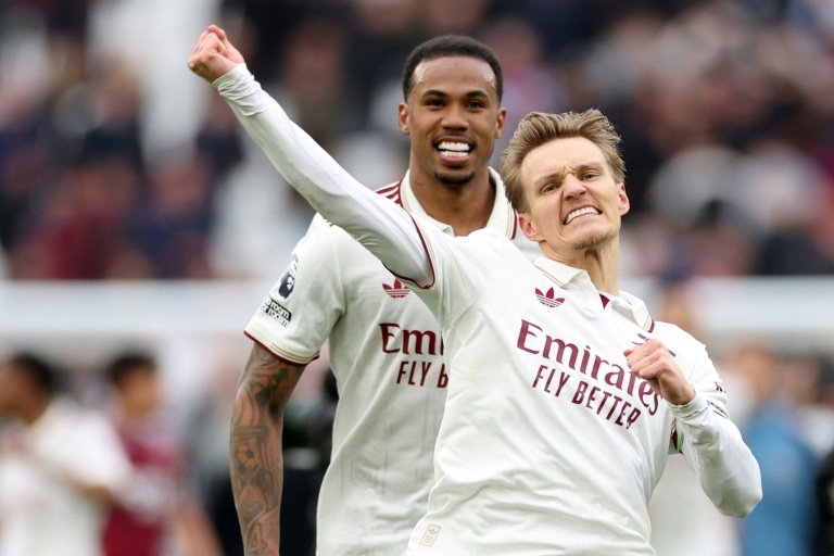 Arsenal scent Premier League glory