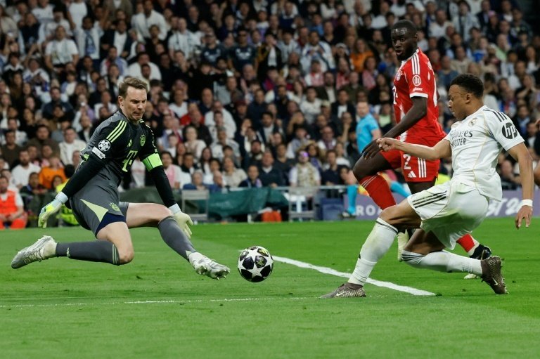 Le gardien du Bayern Munich, Manuel Neuer, a signé pour une seizième saison au club. AFP