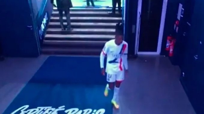 Dembélé a dû quitter le terrain sur blessure lors du match contre le Paris FC. Capture d'écran/DAZN