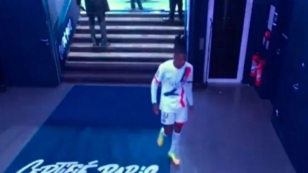 Dembélé a dû quitter le terrain sur blessure lors du match contre le Paris FC. Capture d'écran/DAZN