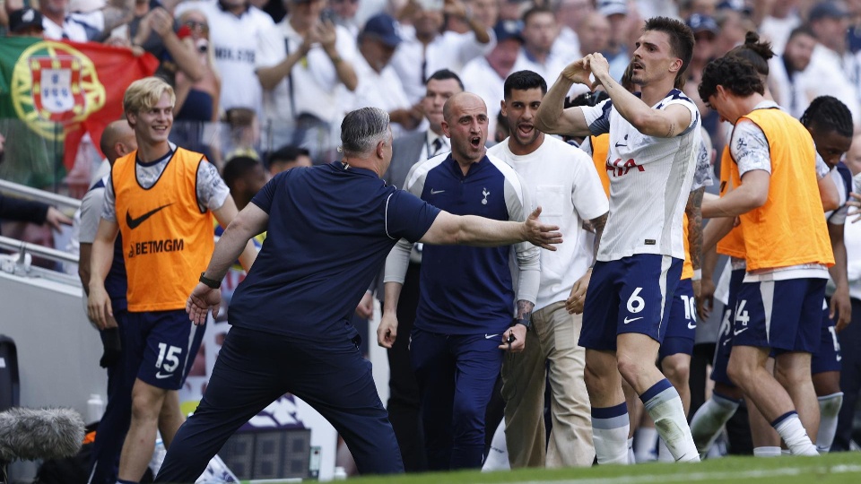 El Tottenham salva los muebles de un año infame