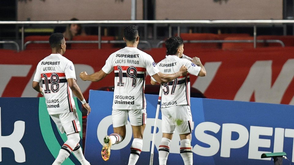 São Paulo vence e se classifica na Sula; Grêmio empata e vai ao 'playoff'