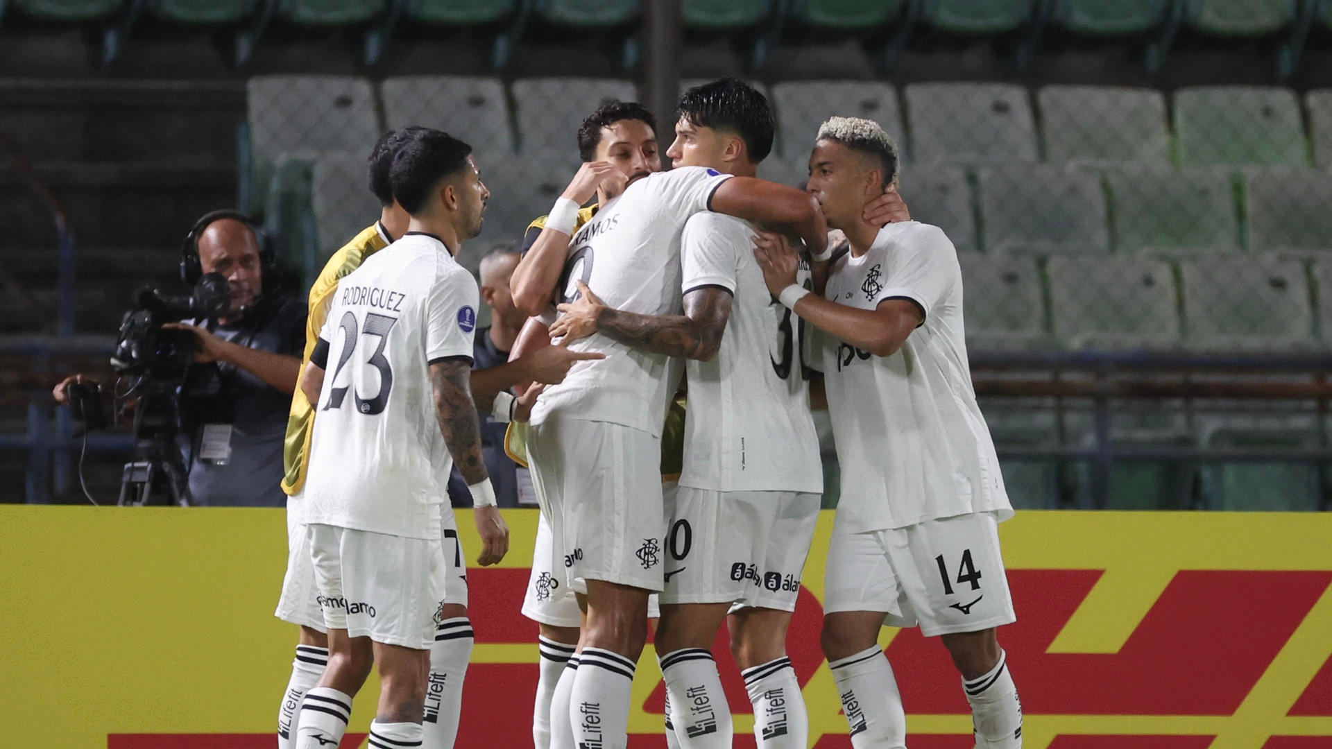 'Fogão' e 'Galo' avançam direto às oitavas da Sul-Americana, enquanto 'Cruz-maltino' vence em São Januário, mas terá de disputar os 'playoffs' do torneio continental.