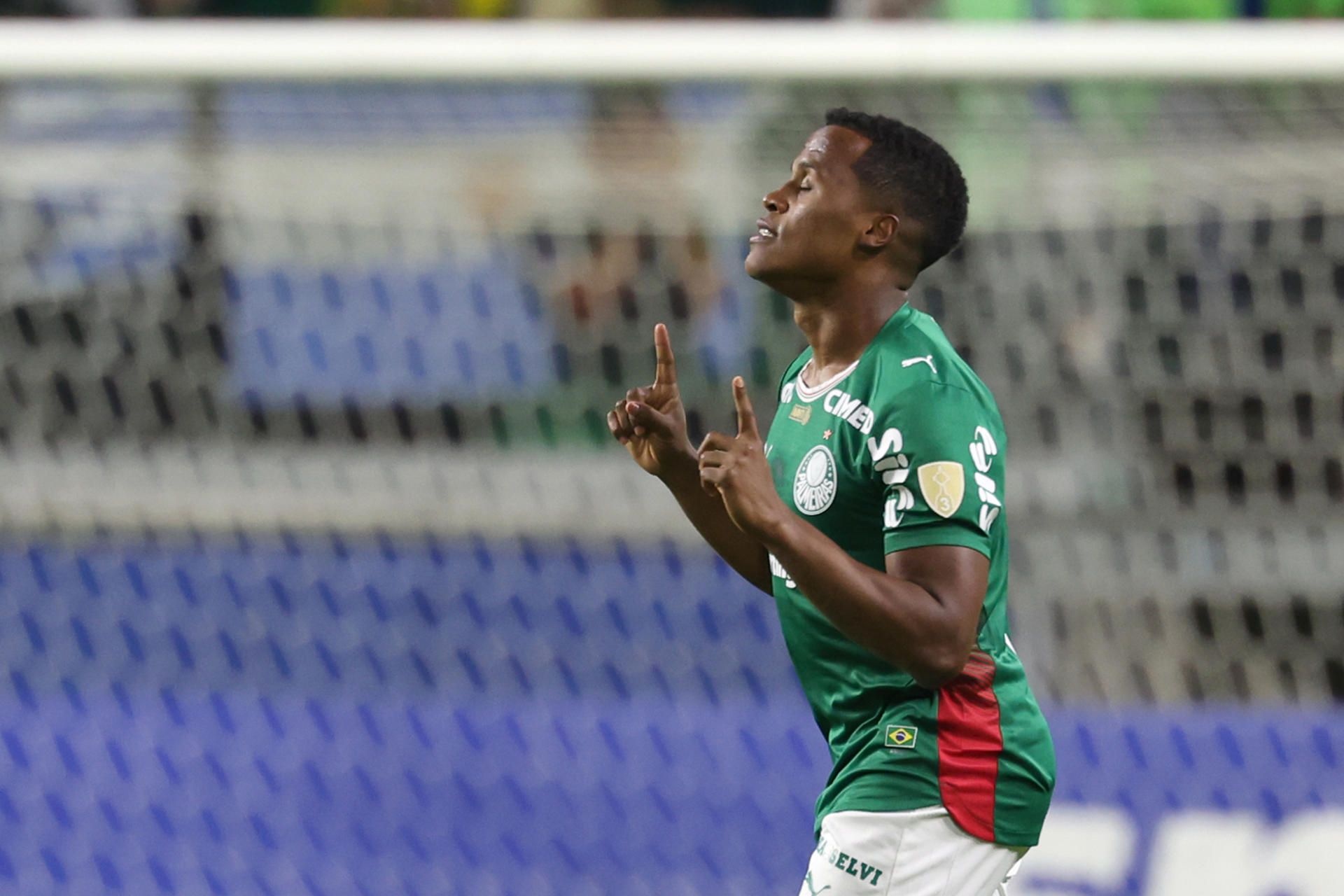 Com dois a mais, Palmeiras goleia o Vitória e abre oito pontos ao Flamengo na liderança