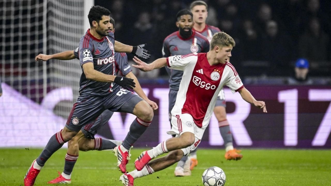Ajax midfielder Sean Steur is set to join Newcastle United after the clubs struck a deal late on Monday.