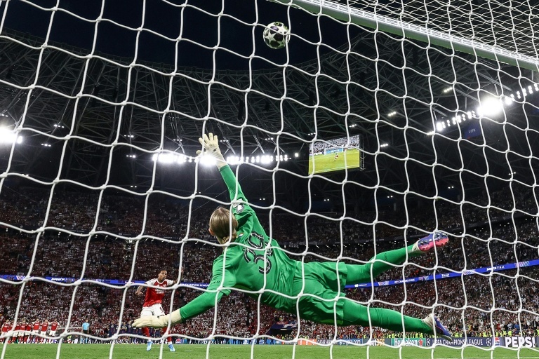 Safonov, tres tandas de penalti, seis paradas y dos títulos