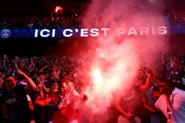 Les supporters présents dans le stade du PSG étaient en liesse. AFP