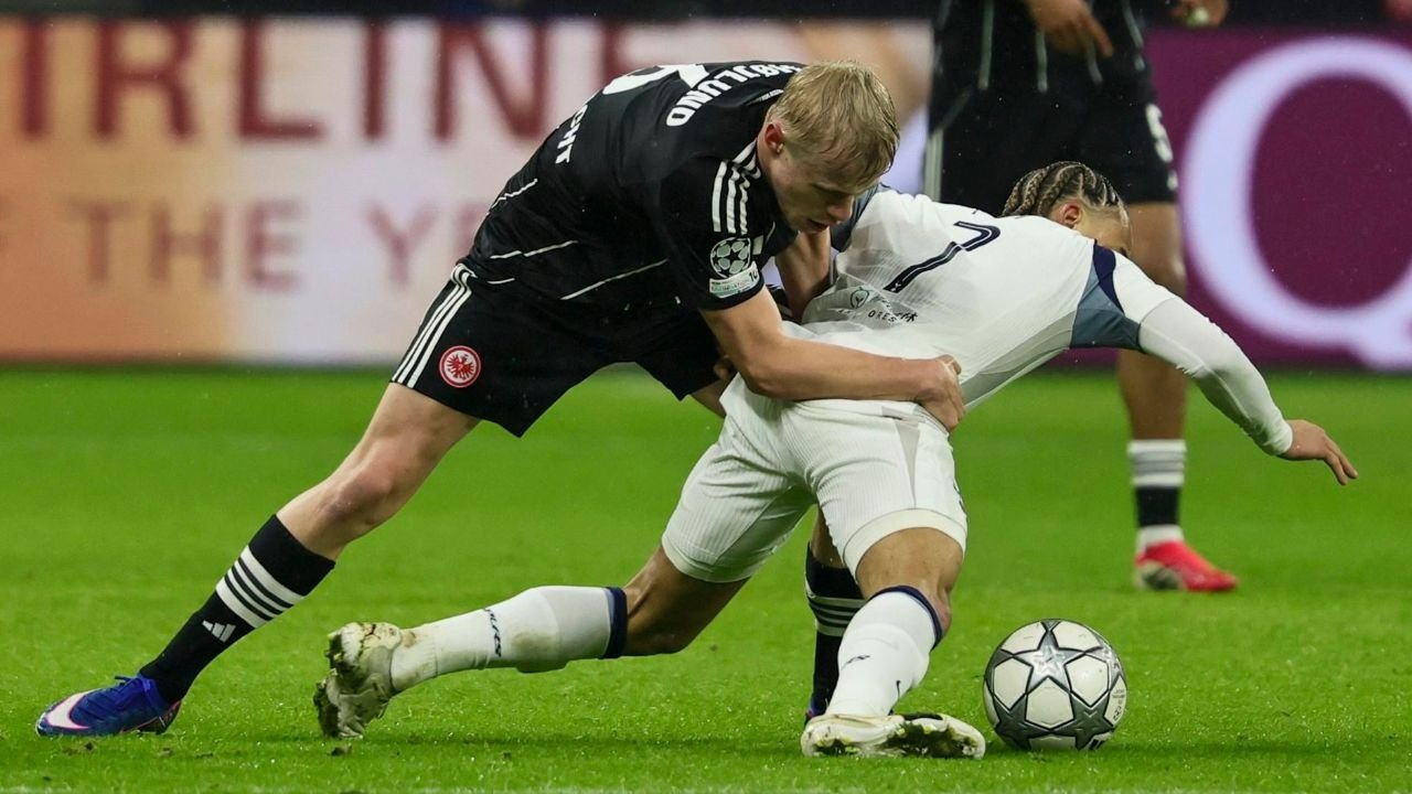 Rasmus Hojlund es el más conocido, pero no es el único de la familia que se dedica al fútbol. Sus hermanos Oscar y Emil también son jugadores profesionales.