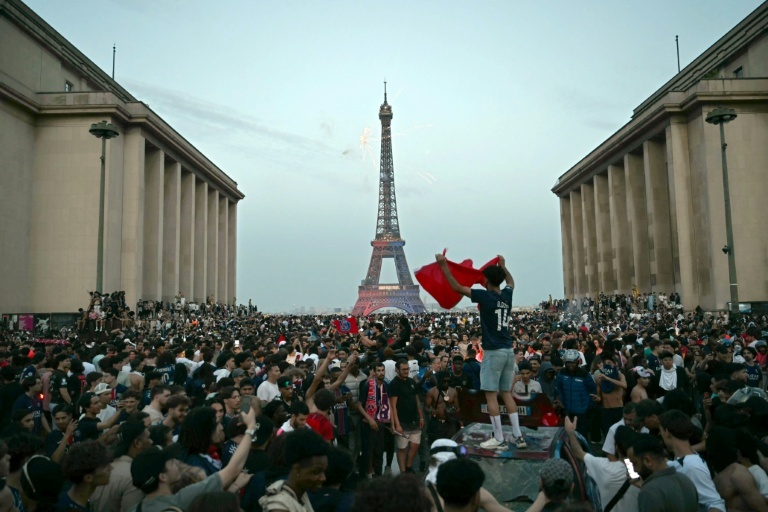 A Paris, le PSG célèbre son nouveau retour triomphant