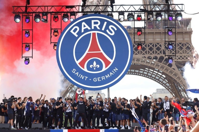 Retour triomphal et sous haute surveillance pour les héros deux étoiles du PSG