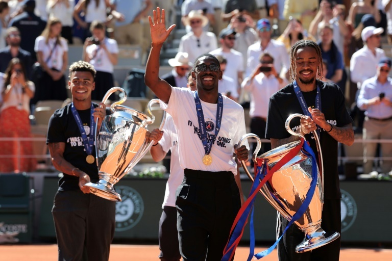 Roland-Garros reçoit la visite du PSG et de ses trophées de la Ligue des Champions