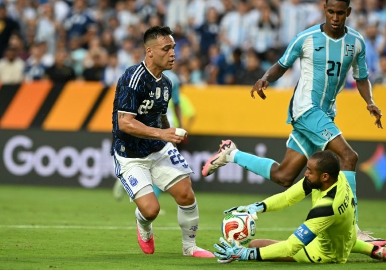 Grâce à un étincelant Lautaro Martínez, l'Albiceleste s'est imposée 2-0 au Texas ; Lionel Messi a été ménagé par Lionel Scaloni et n'a pas quitté le banc.