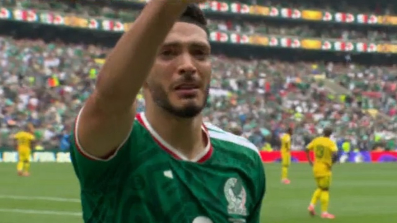 Cabezazo y emoción: Jiménez sentenció a Sudáfrica