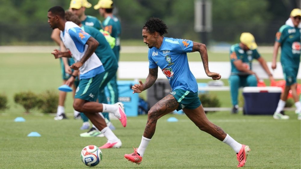 Raphinha picked up a muscular injury during the clash with Haiti. EFE