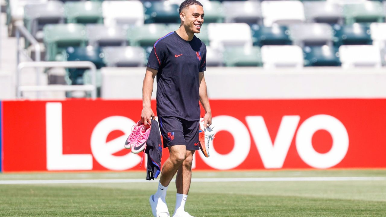FC Barcelona atento a uma possível valorização de Sergiño Dest