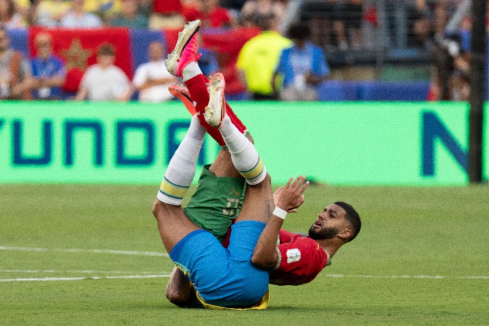 Vinicius saca de un embolado a una espesa Brasil