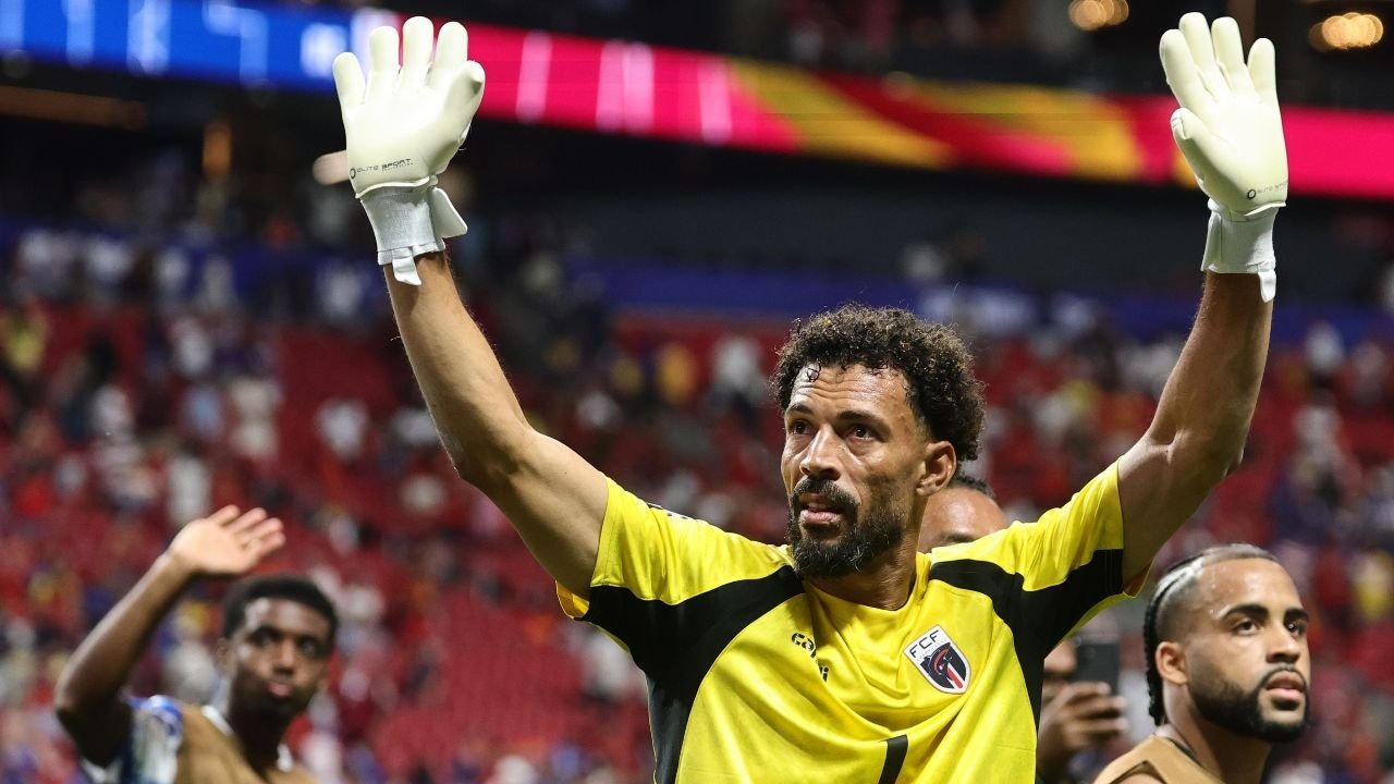 O experiente goleiro, que brilhou no empate contra a Espanha na Copa, não está nos planos do clube cearense.