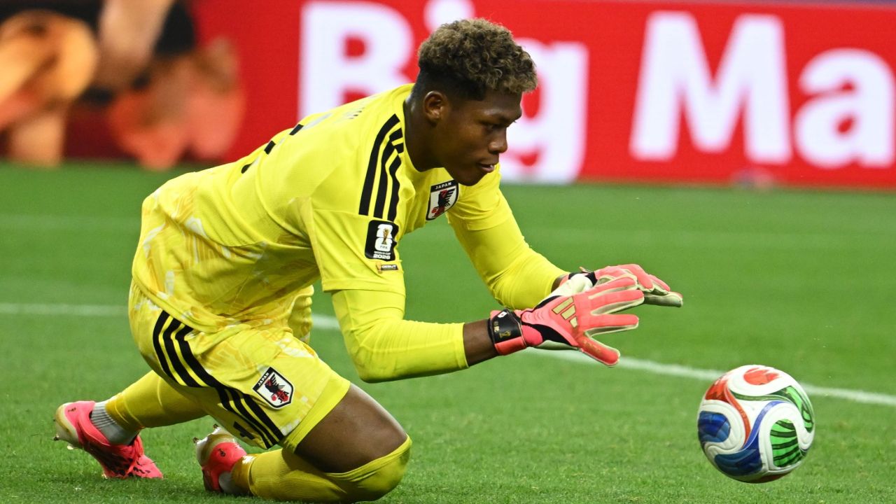 Le PSG passe à l'offensive pour Zion Suzuki, le gardien de Parme