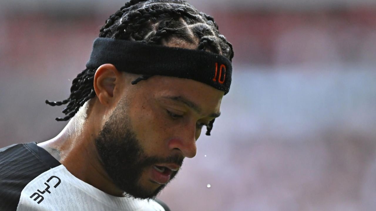 Depay acusa a Corinthians de incumplir su contrato